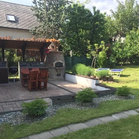 Kueloenleges Hangulatu Haz Balatonfuzfon * Balatonfůzfő